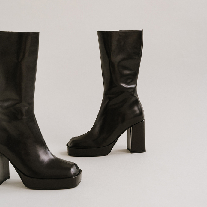 Bottes à plateformes et bouts carrés  en cuir noir