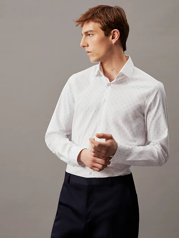 Camisa elegante de corte slim com estampa de folhas