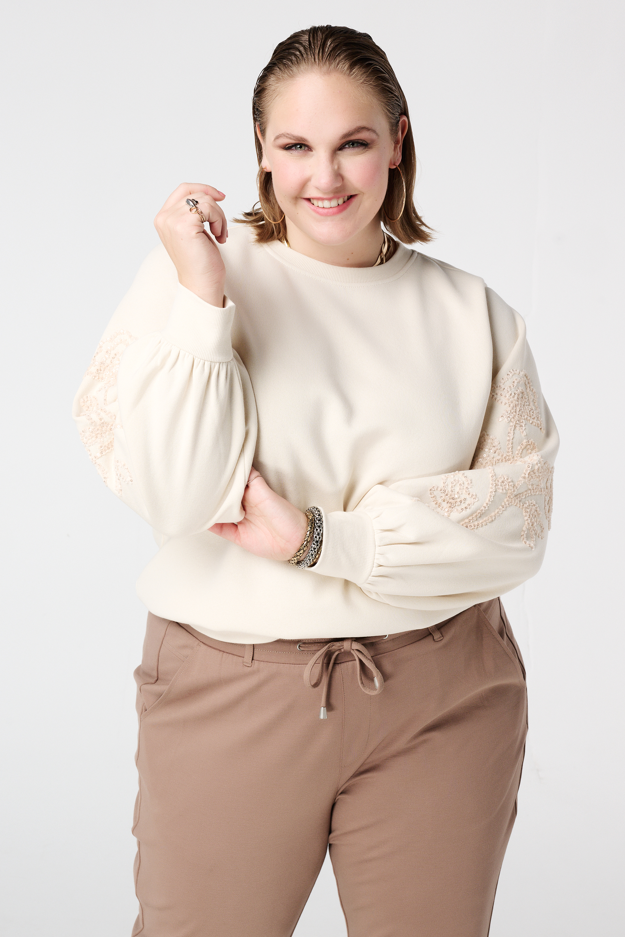 Trui met zachte embroidery op de mouwen Kit