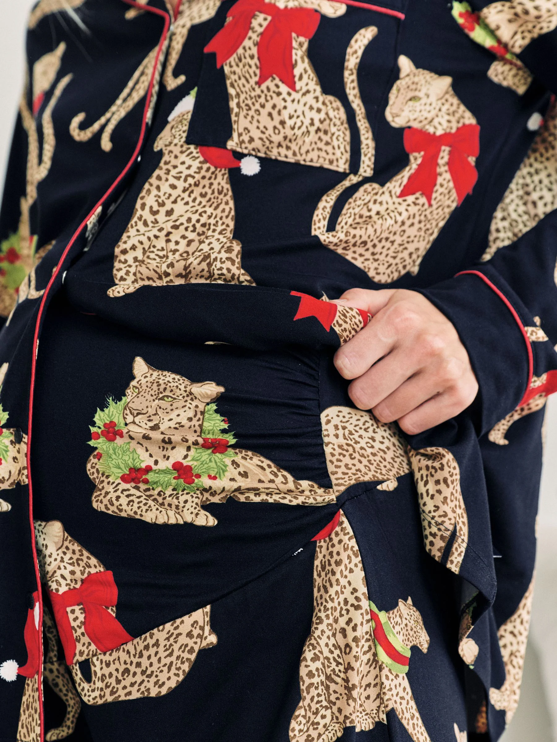 Chelsea Peers lange pyjama met kerstluipaardprint