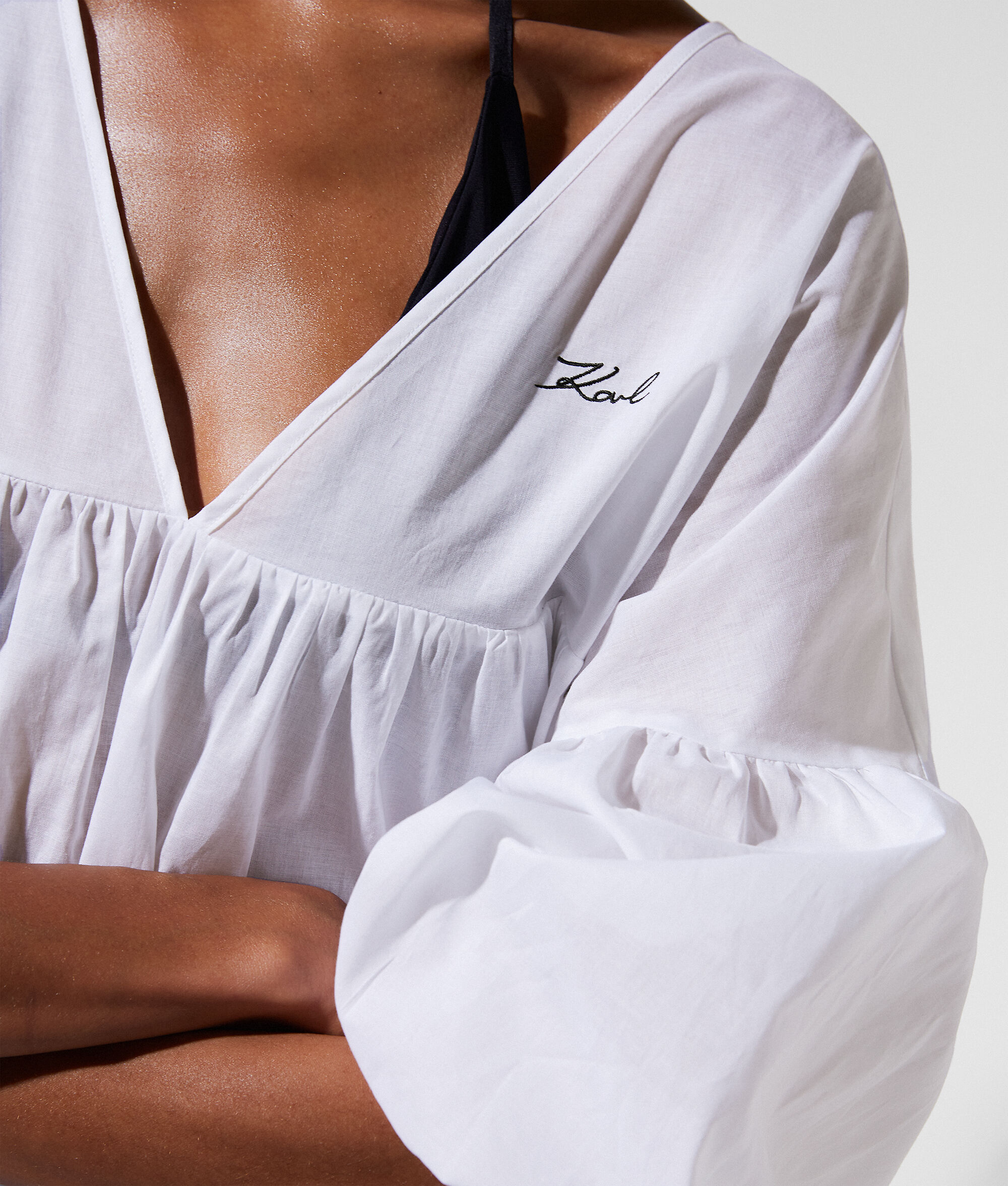 ROBE DE PLAGE À ENCOLURE EN V EMBLÉMATIQUE DU STYLE KARL