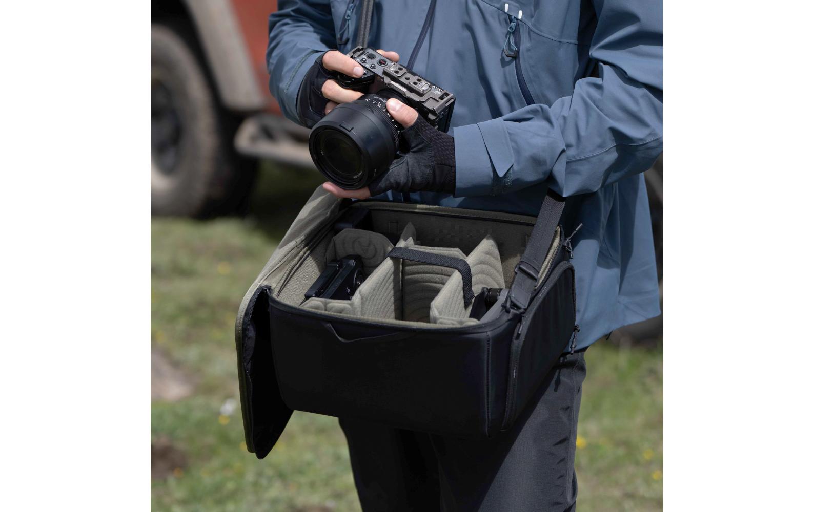 Fotorucksack OnePro Flex + Camera Insert M 40 L, Space Black<br>Stylischer Kamerarucksack