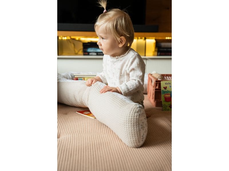Ullenboom Nestschlange Waffel Floral Sand 300 cm Bettschlange für Babybett