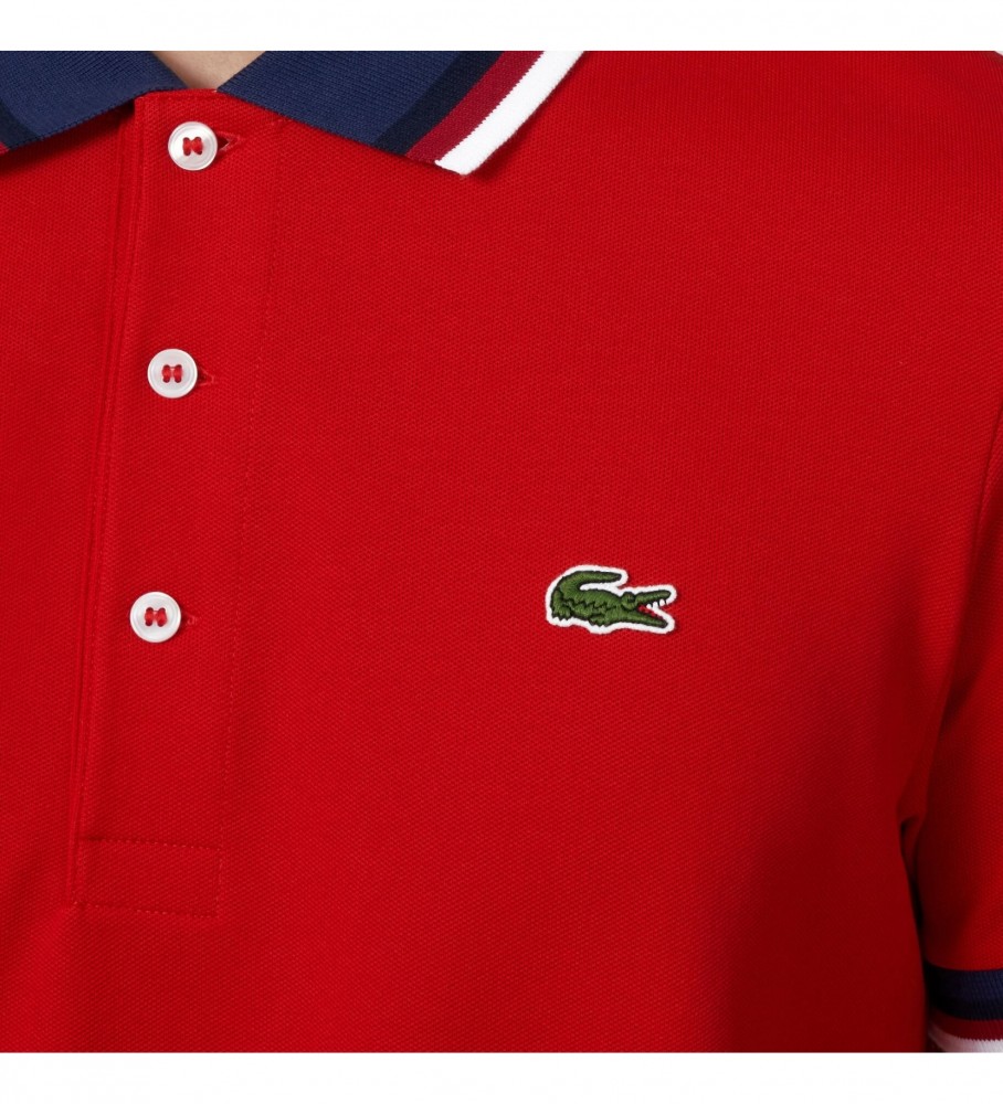 Polo masculina Lacoste de corte regular em piqué de algodão elástico com gola vermelha contrastante.