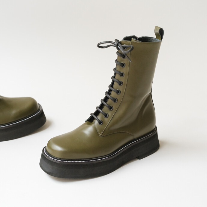 Boots à lacets et semelles épaisses  en cuir glacé kaki