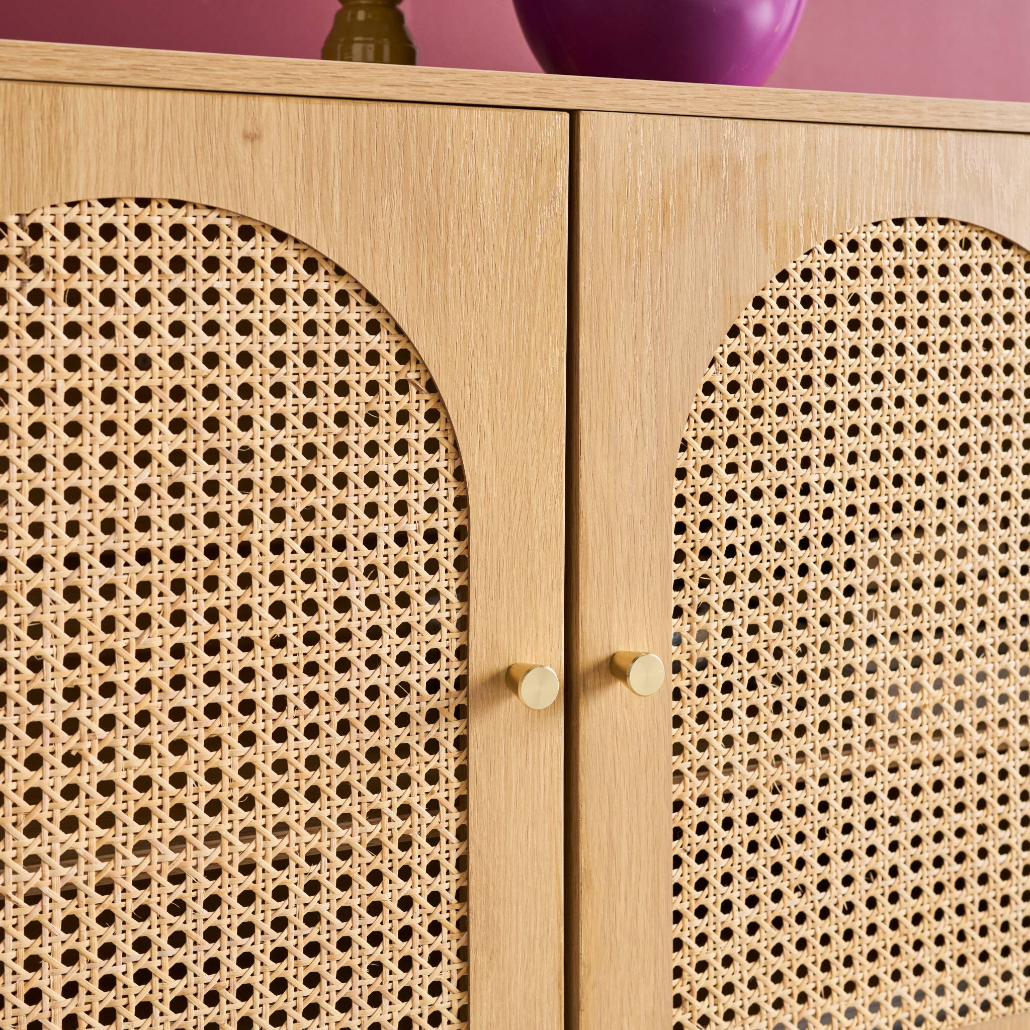 sweeek - Dressoir houteffect en vlechtwerk 3 deuren 120cm