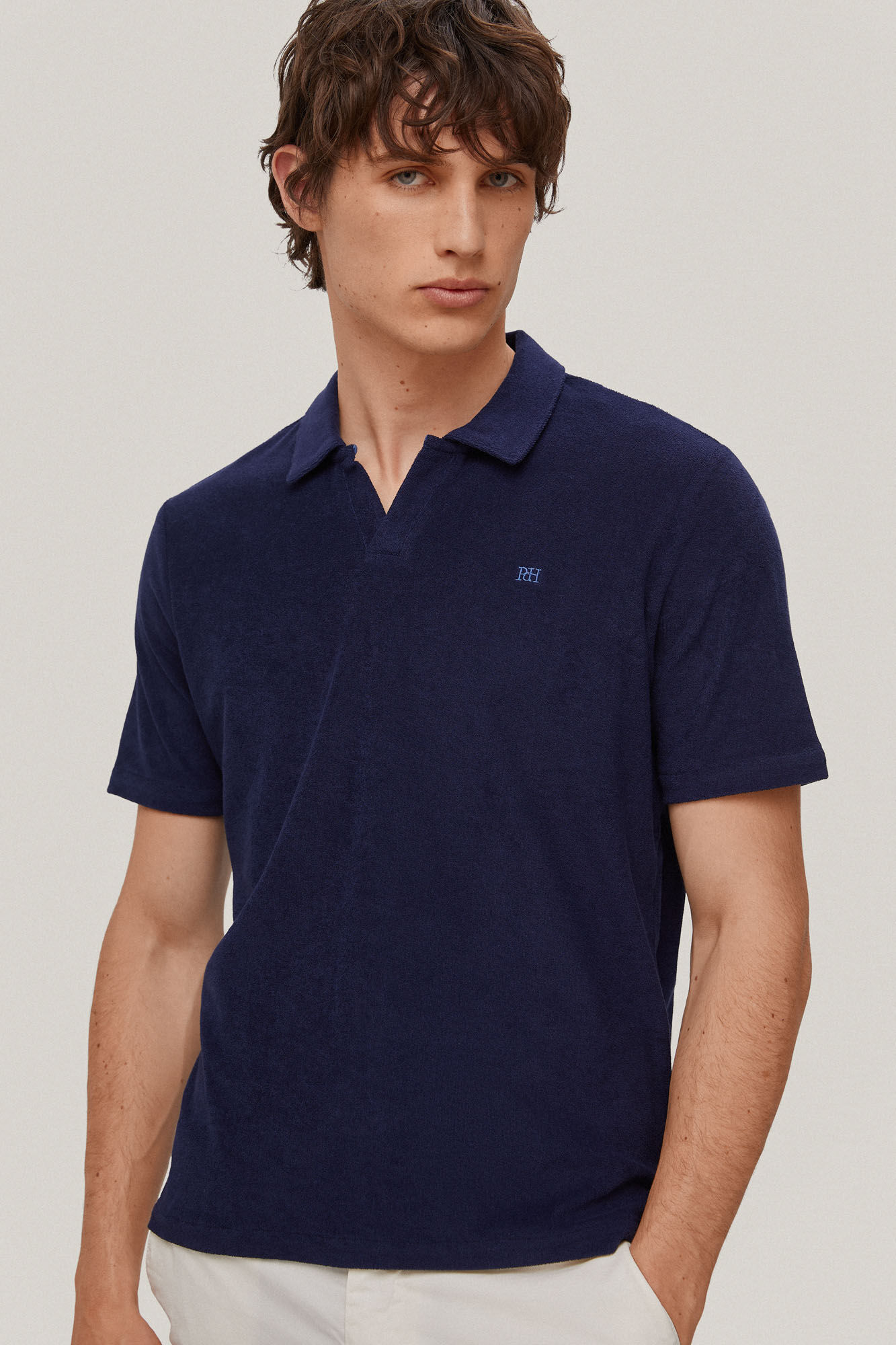 Camisa polo lisa de tecido atoalhado com gola aberta - Azul