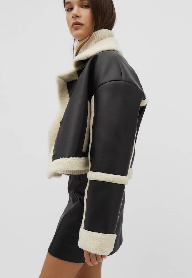 Jaqueta cropped dupla face com detalhe cruzado