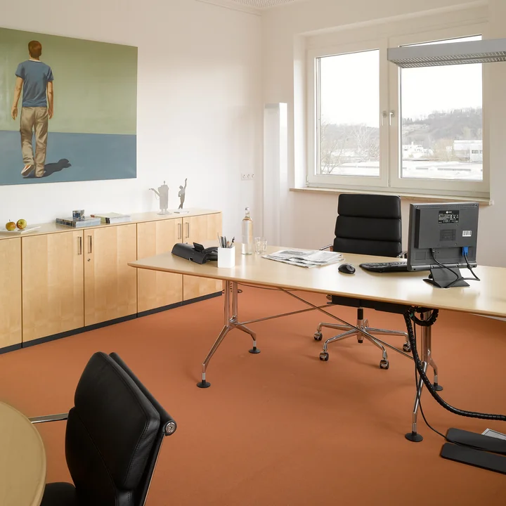 Vitra - EA 219 Soft Pad Bürostuhl beschichtet tiefschwarz mit Armlehnen, Leder Premium F nero (Hartbodenrollen)