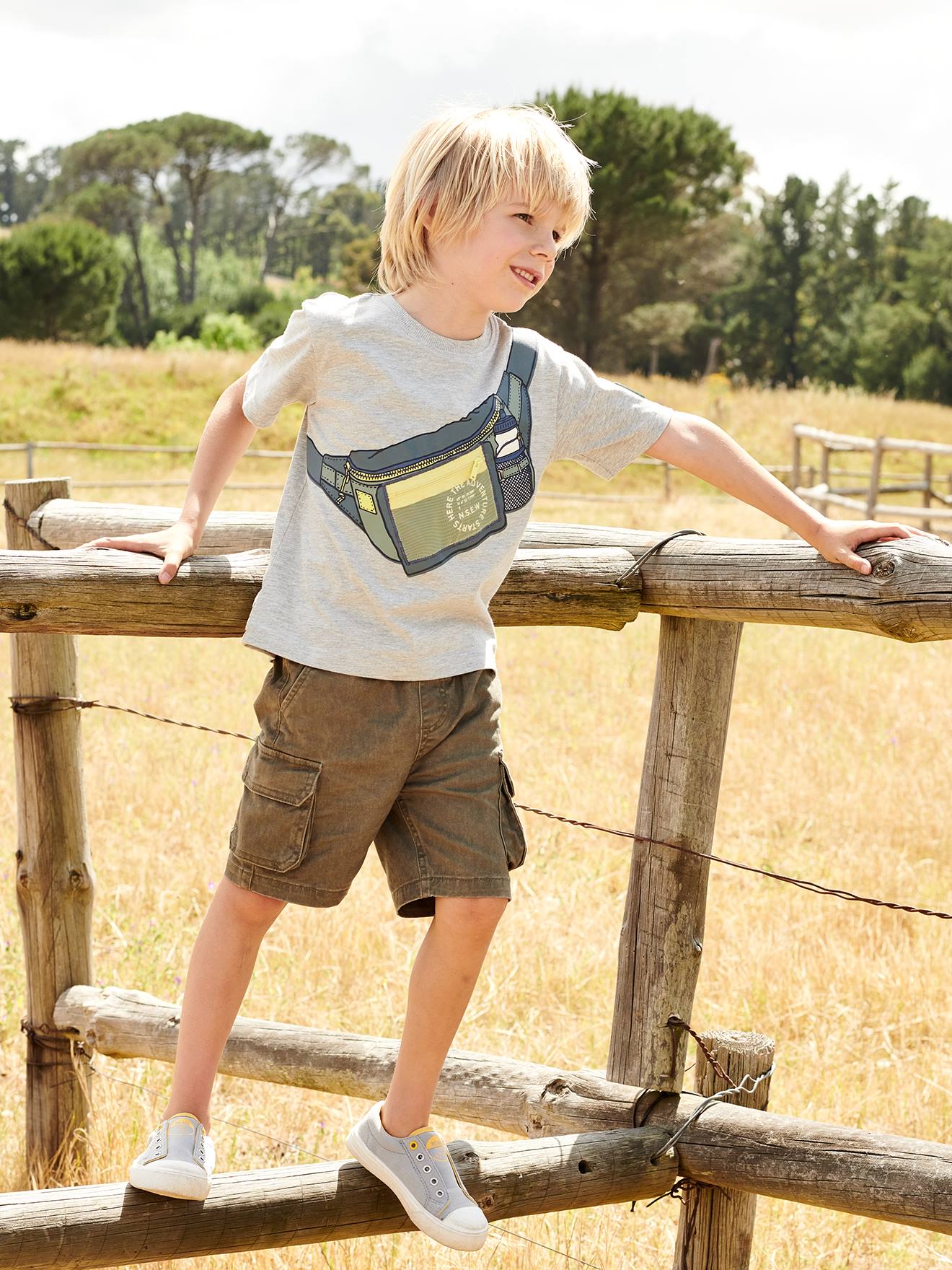 Camiseta infantil masculina com estampa de pochete, efeito ótico e bolso com zíper, na cor cinza mescla.