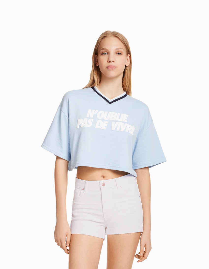 Shorts jeans com a barra dobrada
