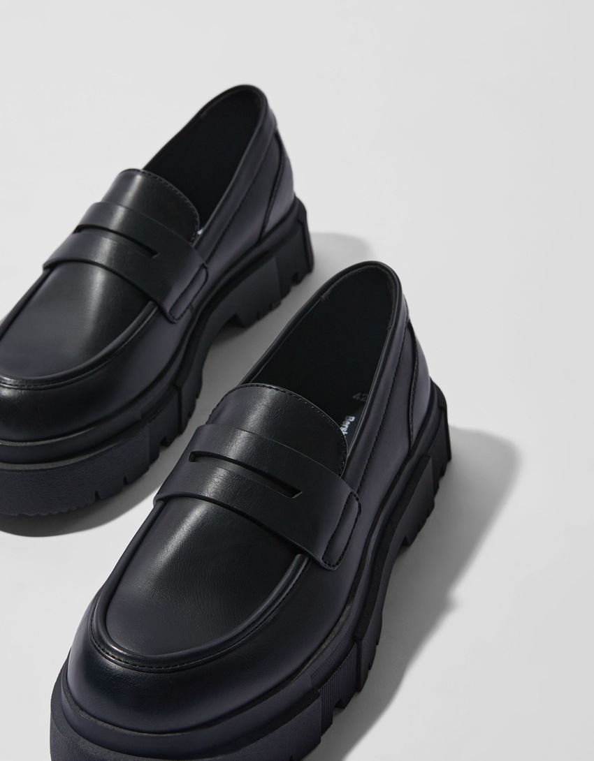 Mocassins masculinos com solado tratorado