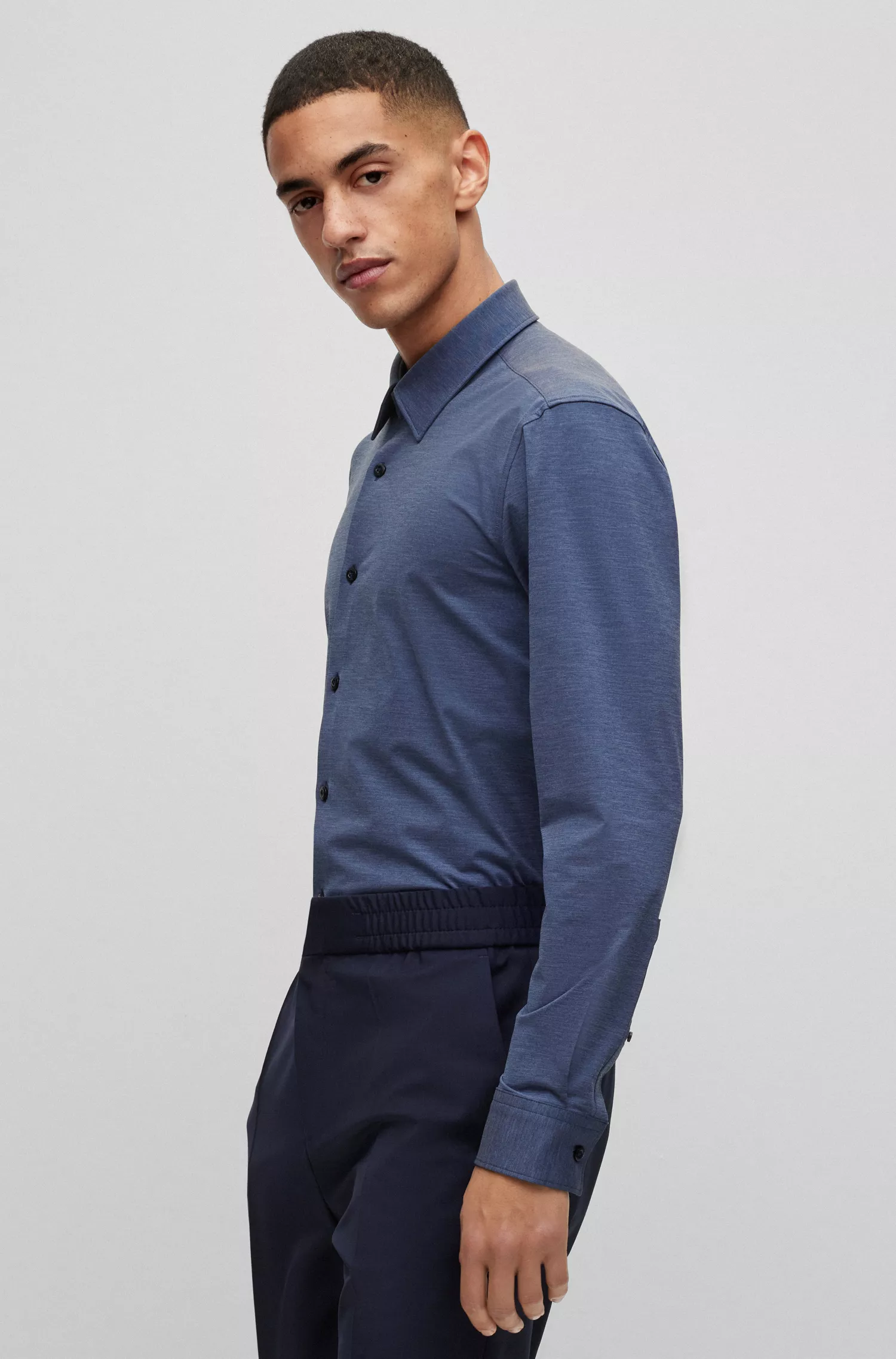 Camisa HUGO vermelha, corte slim, em malha elástica de alta performance mesclada.