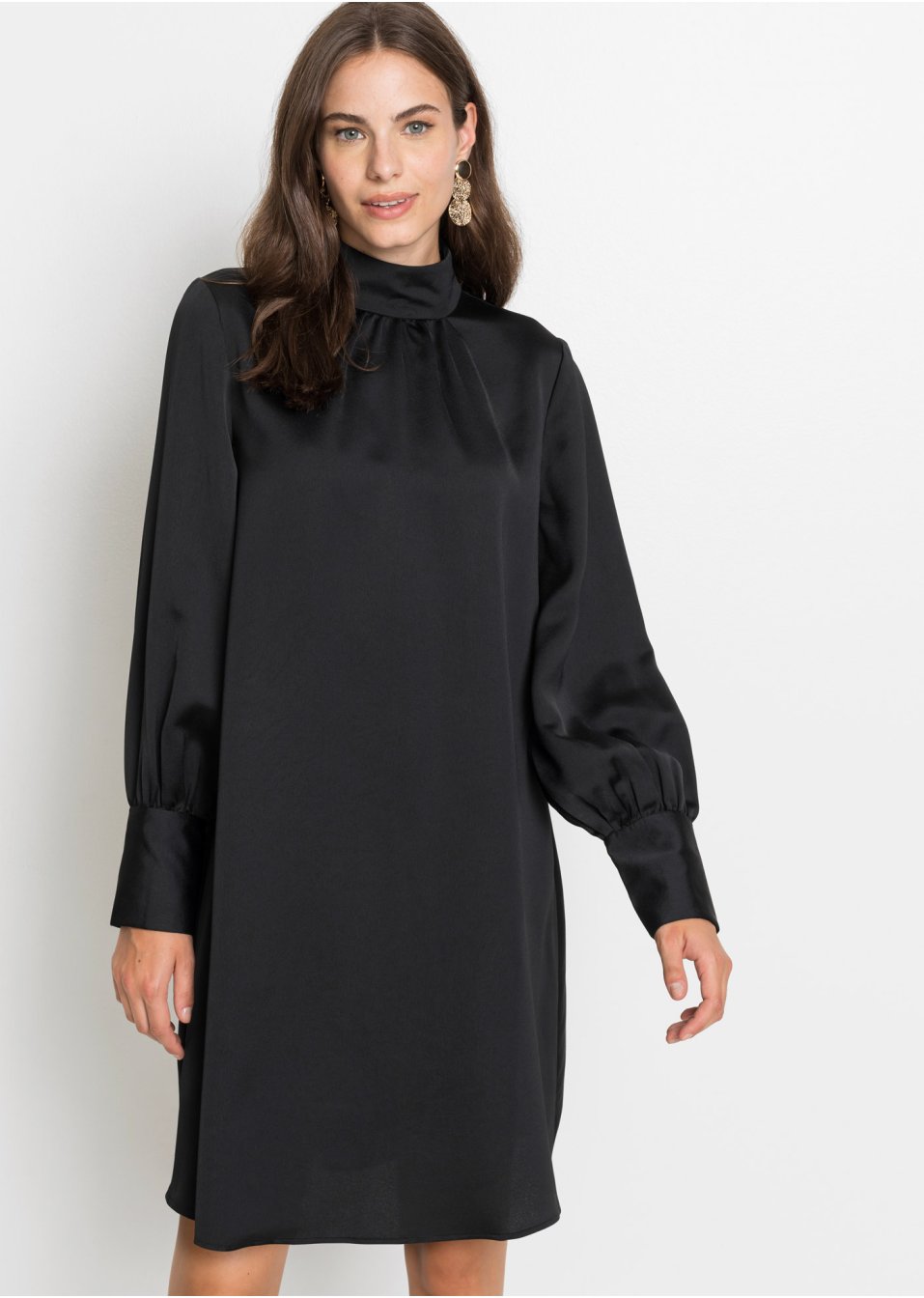 Robe en satin avec col montant