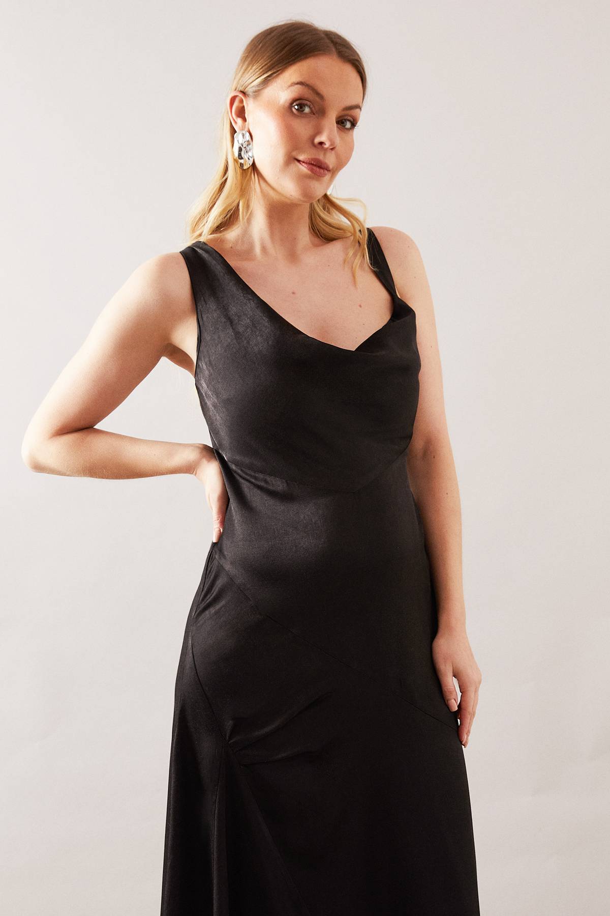 Wallis Robe Mi-Longue Asymétrique en Satin