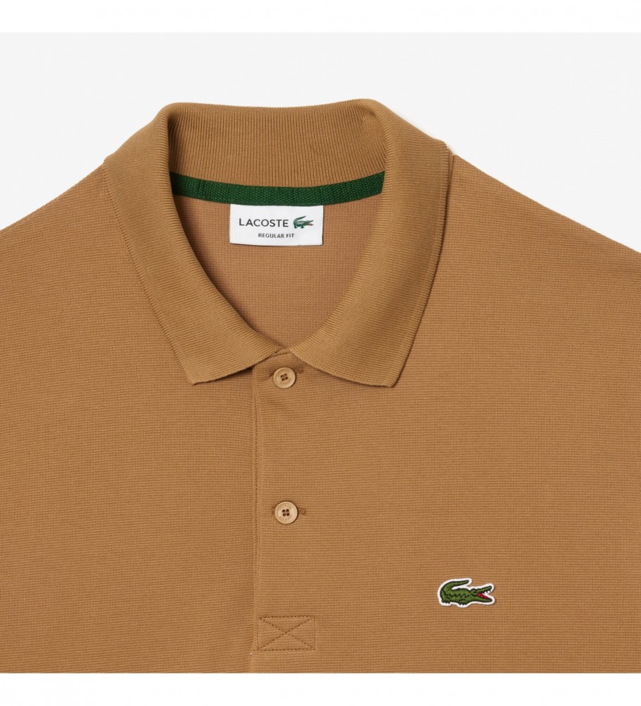 Camisa polo masculina Lacoste, modelagem regular, em algodão orgânico com elastano, marrom