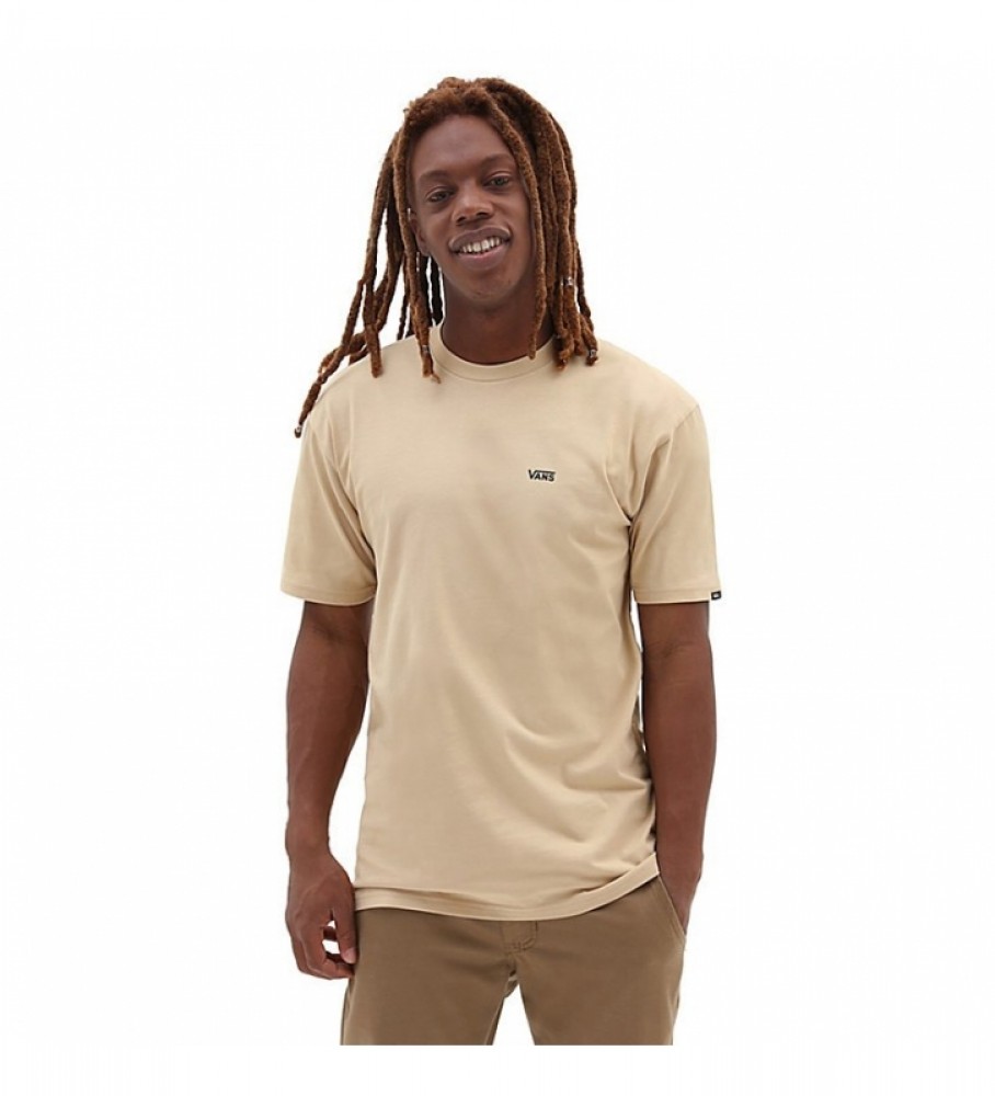 Camiseta bege com logo Vans no lado esquerdo do peito