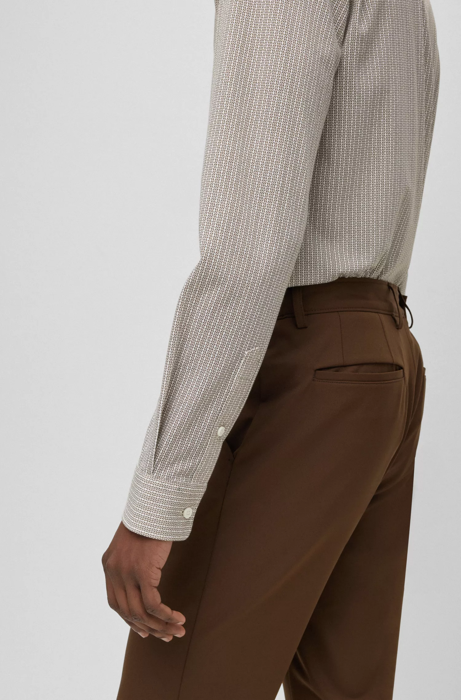 Camisa BOSS preta de corte slim em tecido elástico de alta performance com estampa.