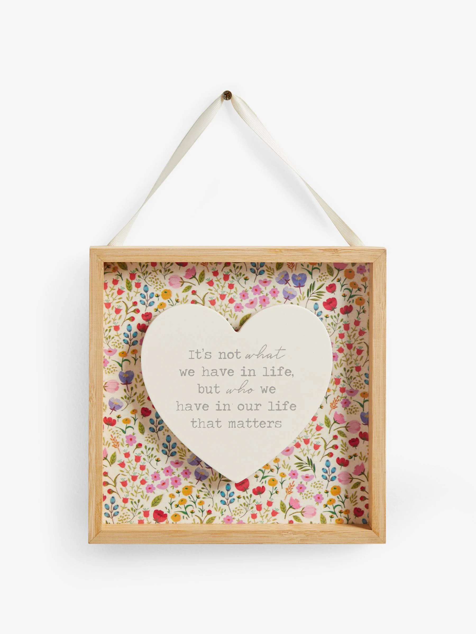Wanddecoratie met sloganhart en bloemetjesprint