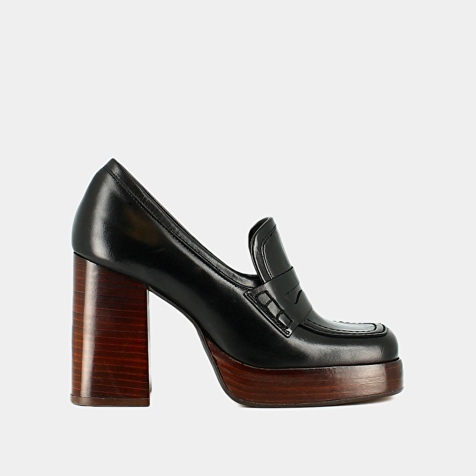 Mocassins à talons et bouts carrés  en cuir noir