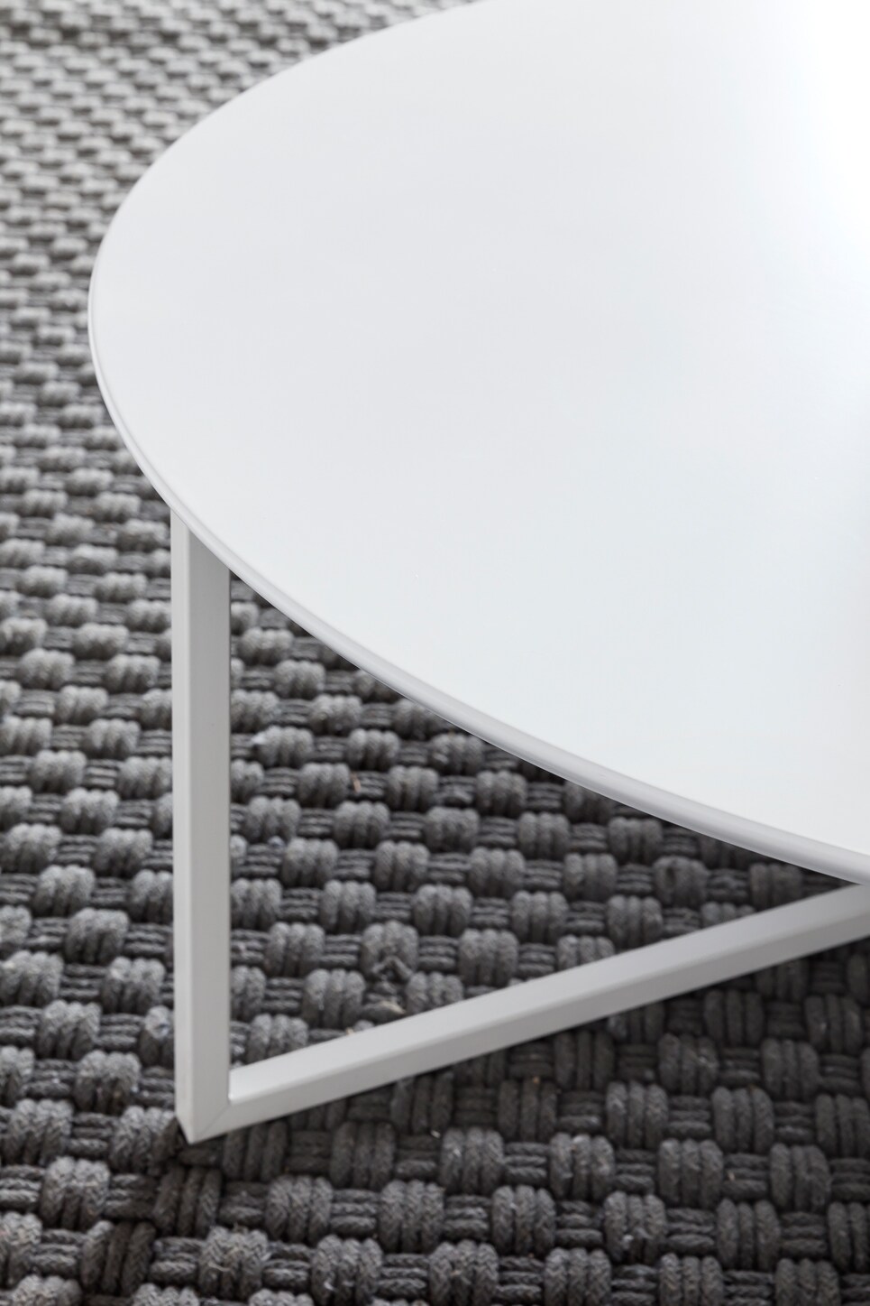 KADIMA DESIGN Runder Couchtisch aus weißem MDF-Holz, Metall-Beingestell, Ø 80 cm, Höhe 33 cm.