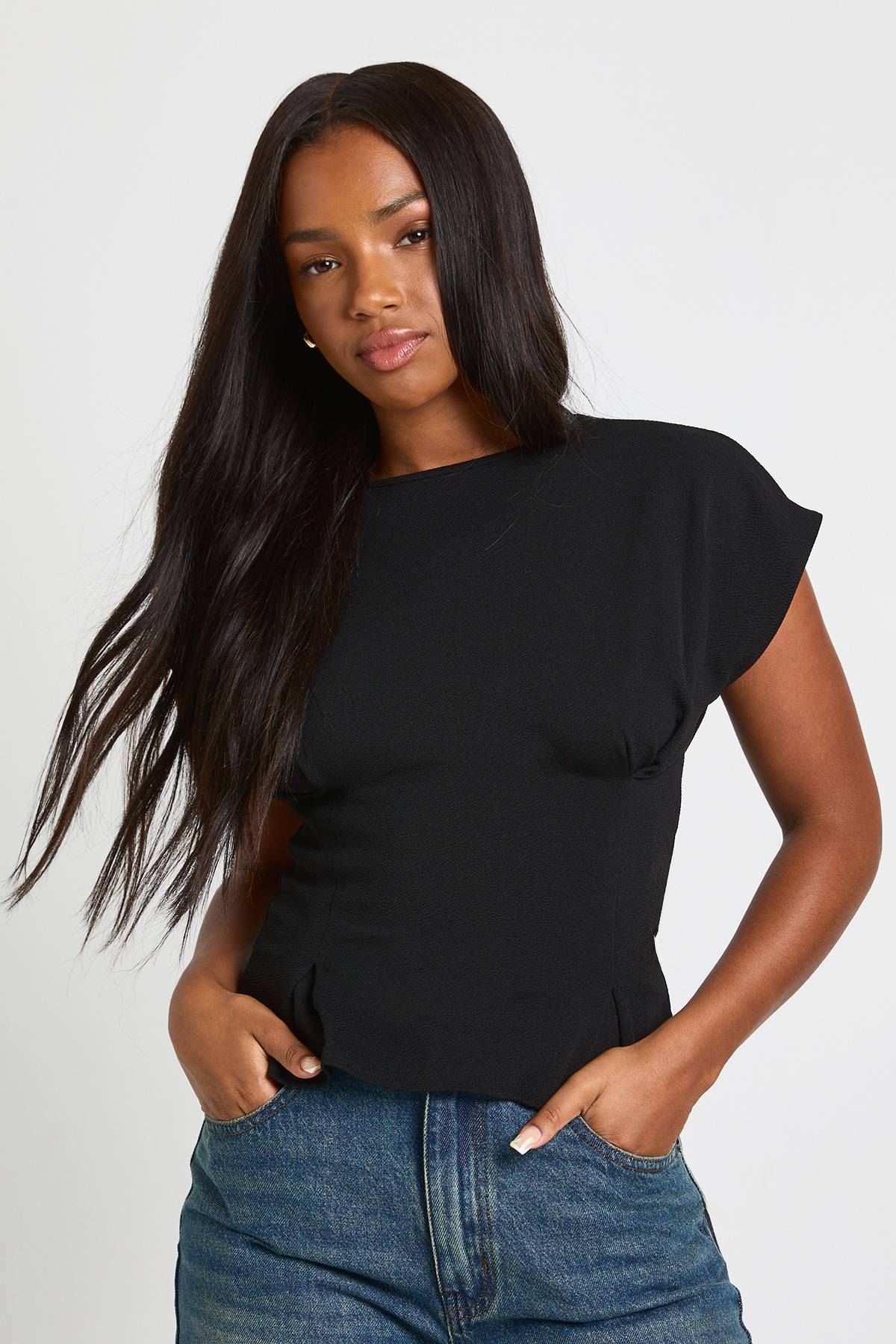 boohoo Top en crêpe sans manches à la taille cintrée