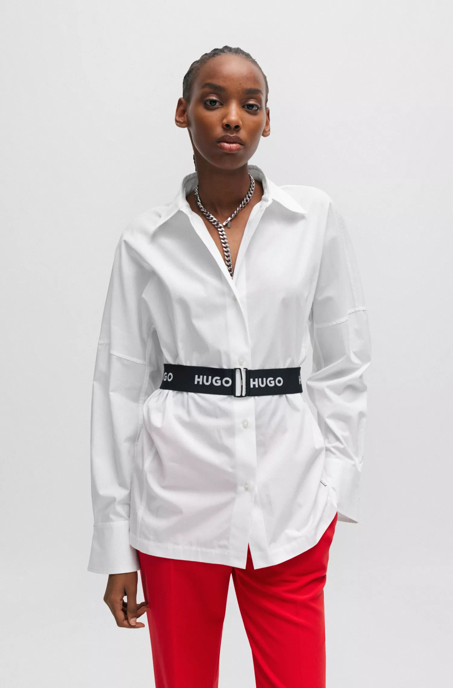 Blusa HUGO vermelha, corte regular, com cinto elástico da marca.
