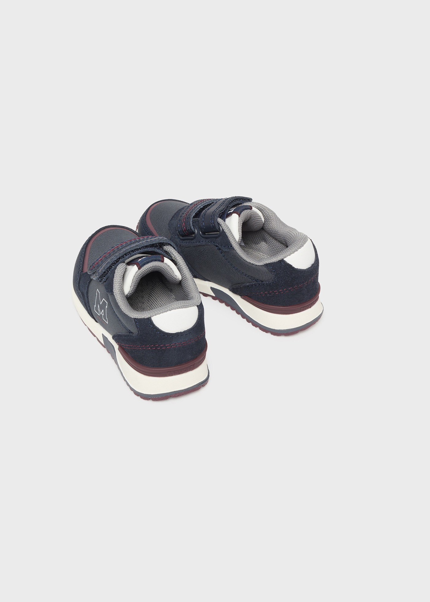 Tênis de couro para bebê com fecho de velcro