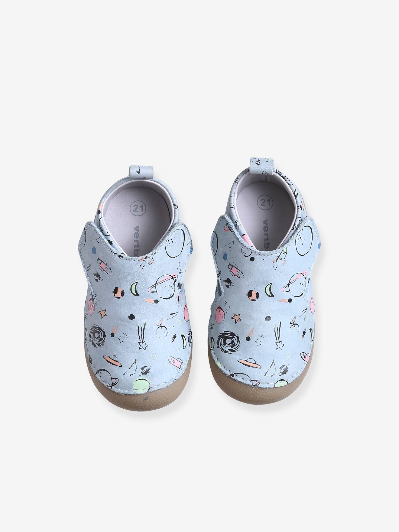 Pantufas de couro estampadas para bebê menino, tamanho médio com estampa azul.