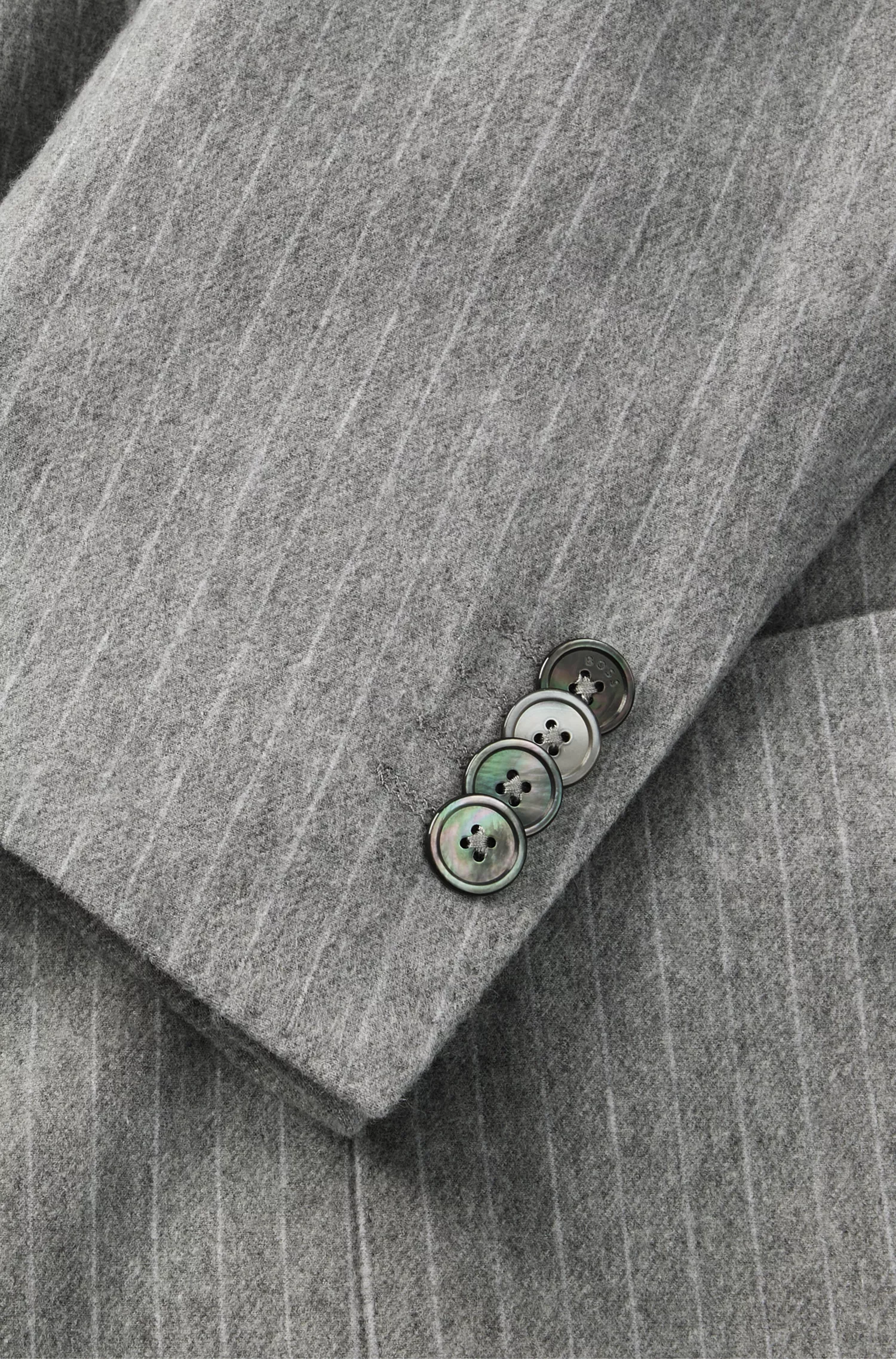 Terno BOSS preto slim fit em algodão elástico listrado.