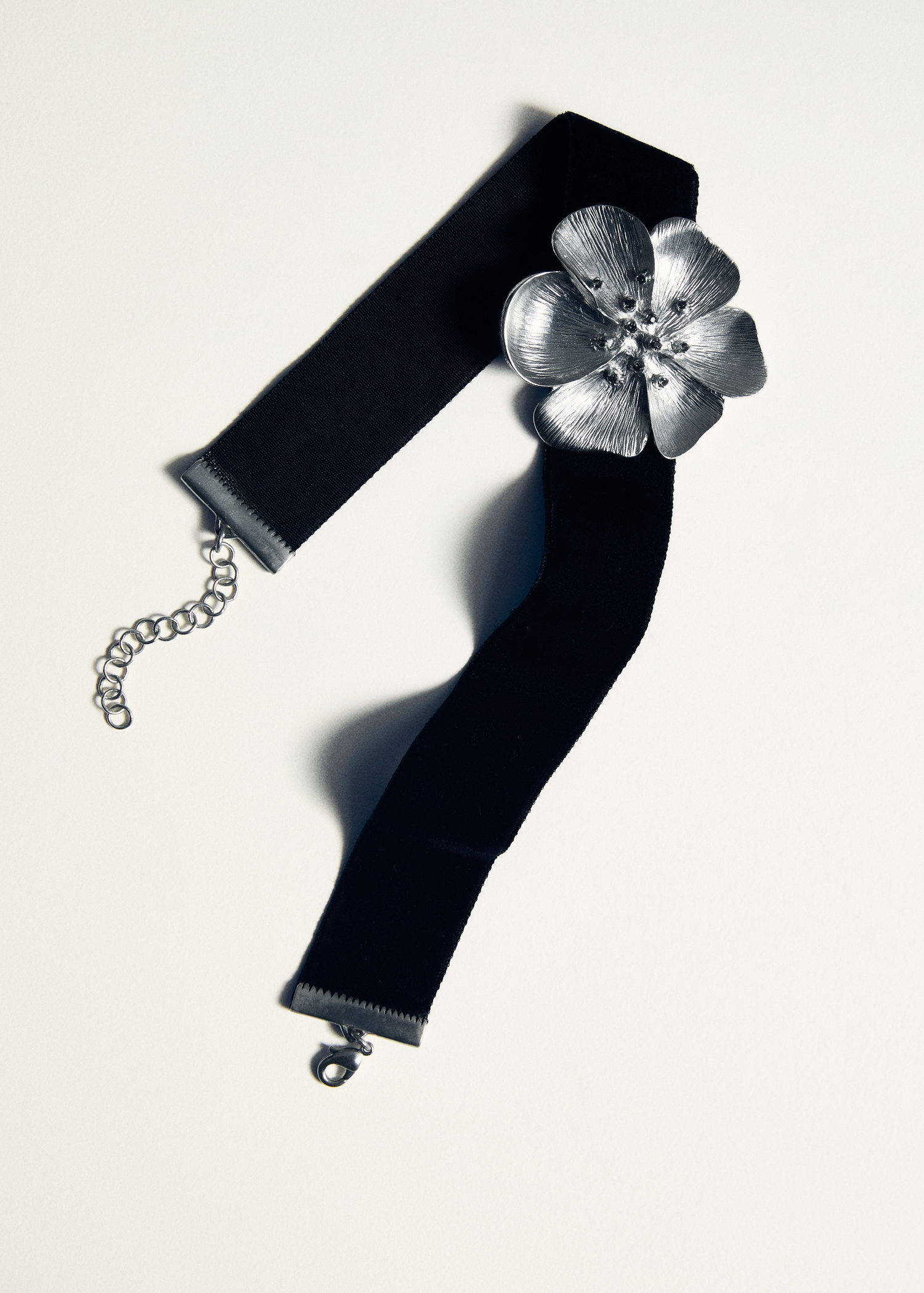 Mango choker met bloem zwart/zilverkleurig