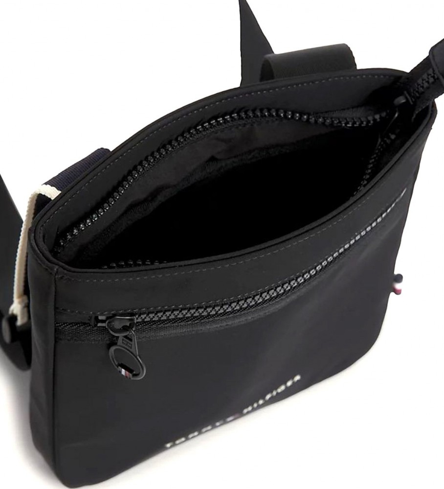Bolsa transversal pequena com logo da Tommy Hilfiger, preta.