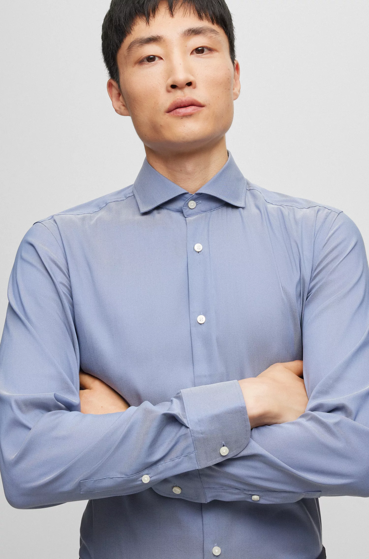 Camisa BOSS preta de corte slim em tecido estruturado de alta performance com elasticidade.