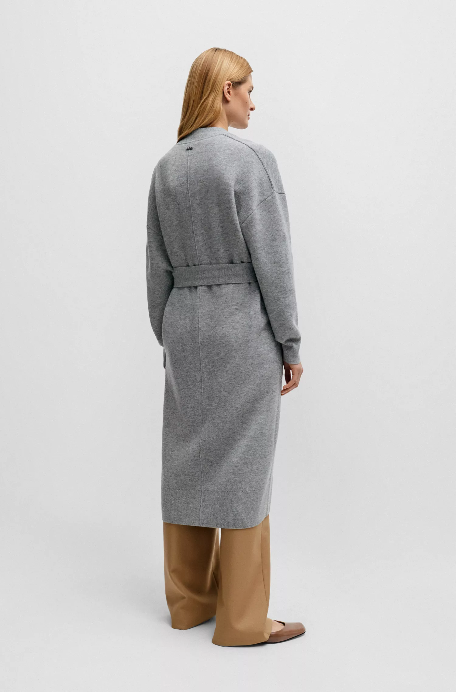 Cardigã BOSS com cinto preto em lã virgem e cashmere.