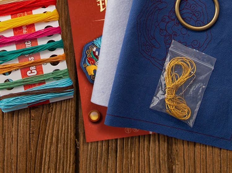 Embroidery Kingdom - DIY borduurpakket met leeuwenamulet