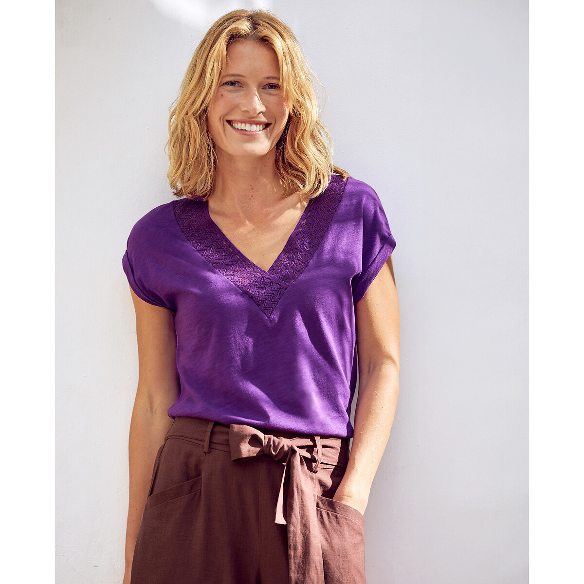 ANNE WEYBURN<br>Camiseta com decote em V, mangas curtas e detalhe em macramê