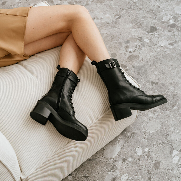 Boots à lacets, talons et détails argentés  en cuir gras noir