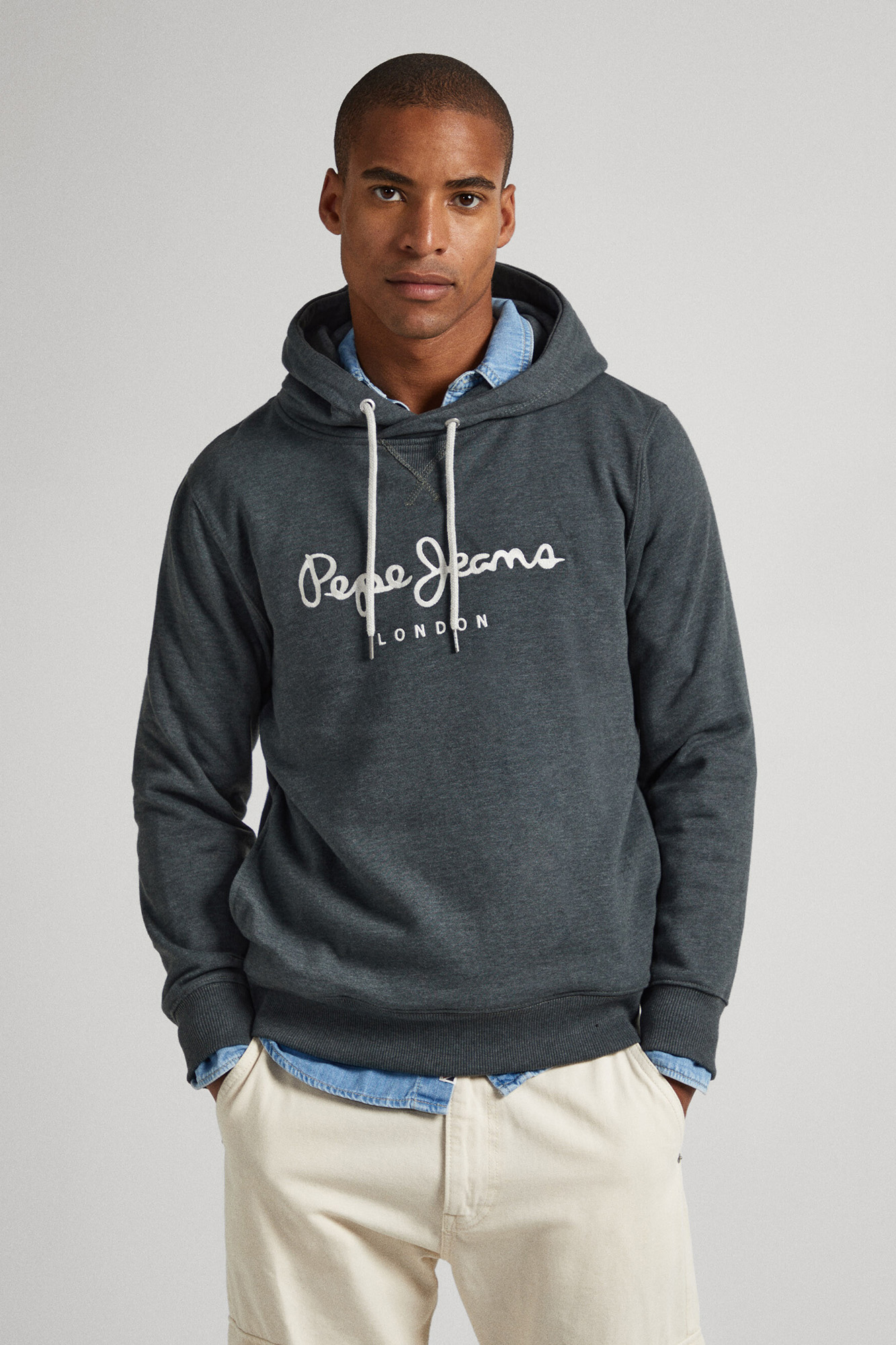 Moletom com logotipo bordado