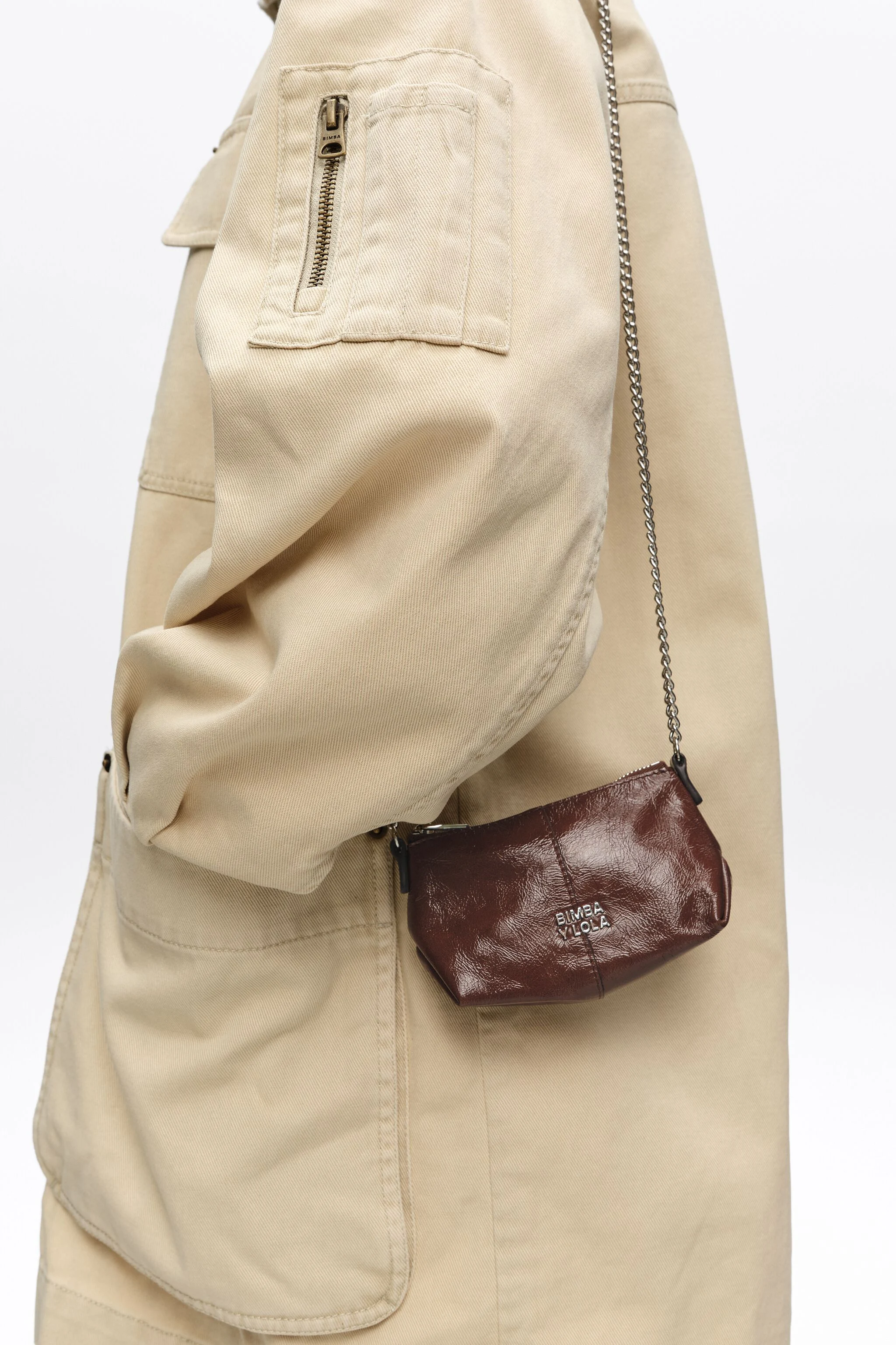 Bolsa transversal em couro micro brilhante cor mocha
