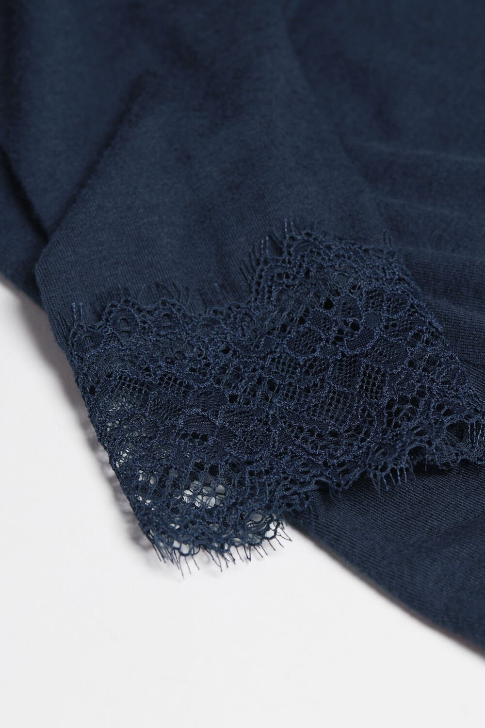 Camisa de manga comprida ultraleve em cashmere com detalhes em renda.
