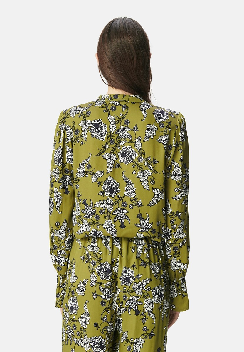 Blusa IKKS com estampa floral, decote em V e mangas compridas.