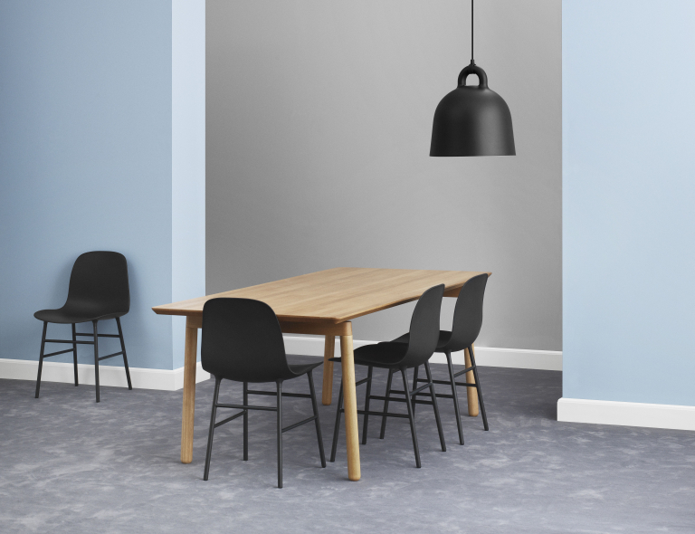 Normann Copenhagen Form Chair stoel met stalen onderstel warm grijs