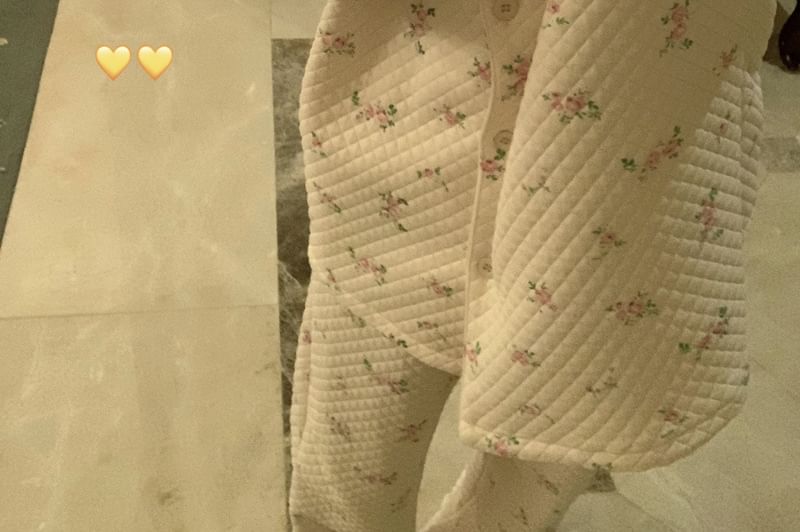 Tanee - Pyjamaset: Top met lange mouwen, kraag, bloemenprint en knopen + broek