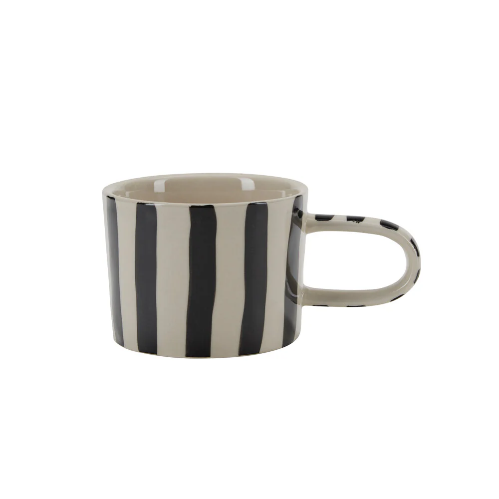 Bahne Interior  Håndmalet krus med striber, hvid/sort - H: 7 cm.