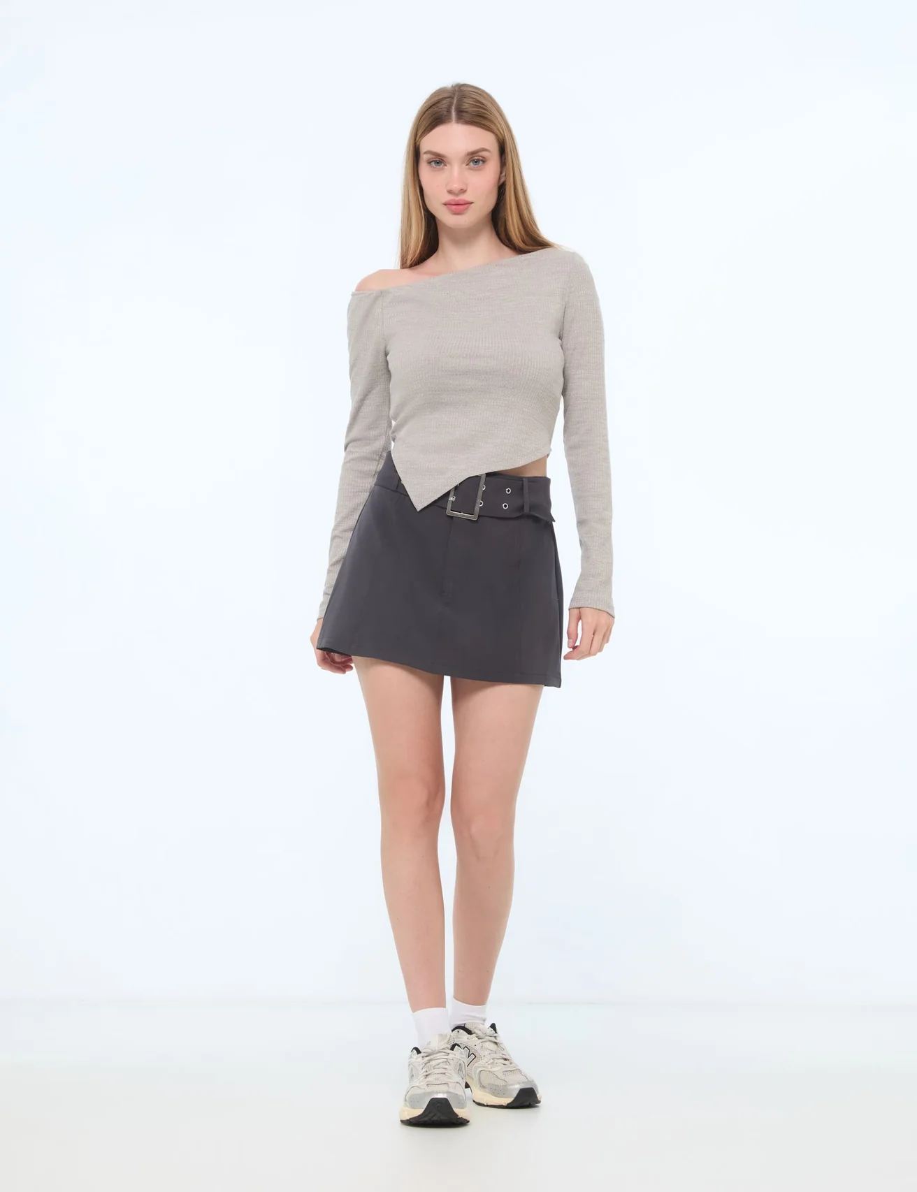 Short mini jupe avec ceinture bouclée grise foncée
