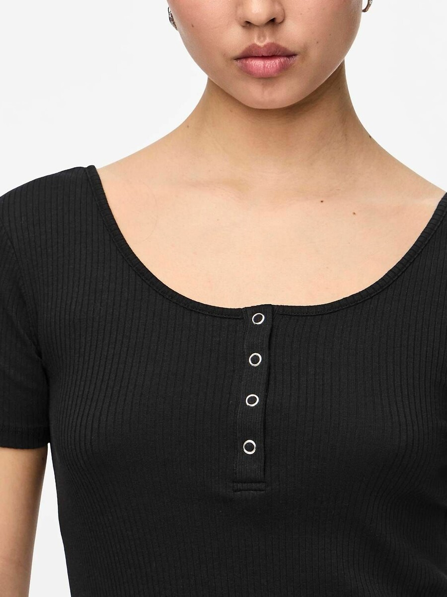 PEÇAS<br>Camiseta com fechamento por botões