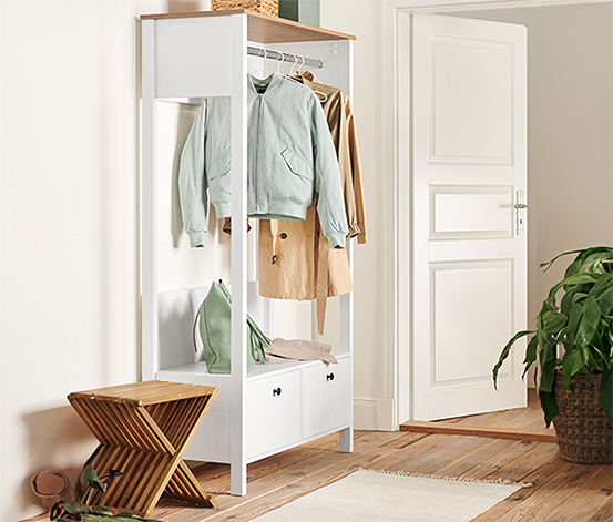 Garderobe mit großen Schubladen