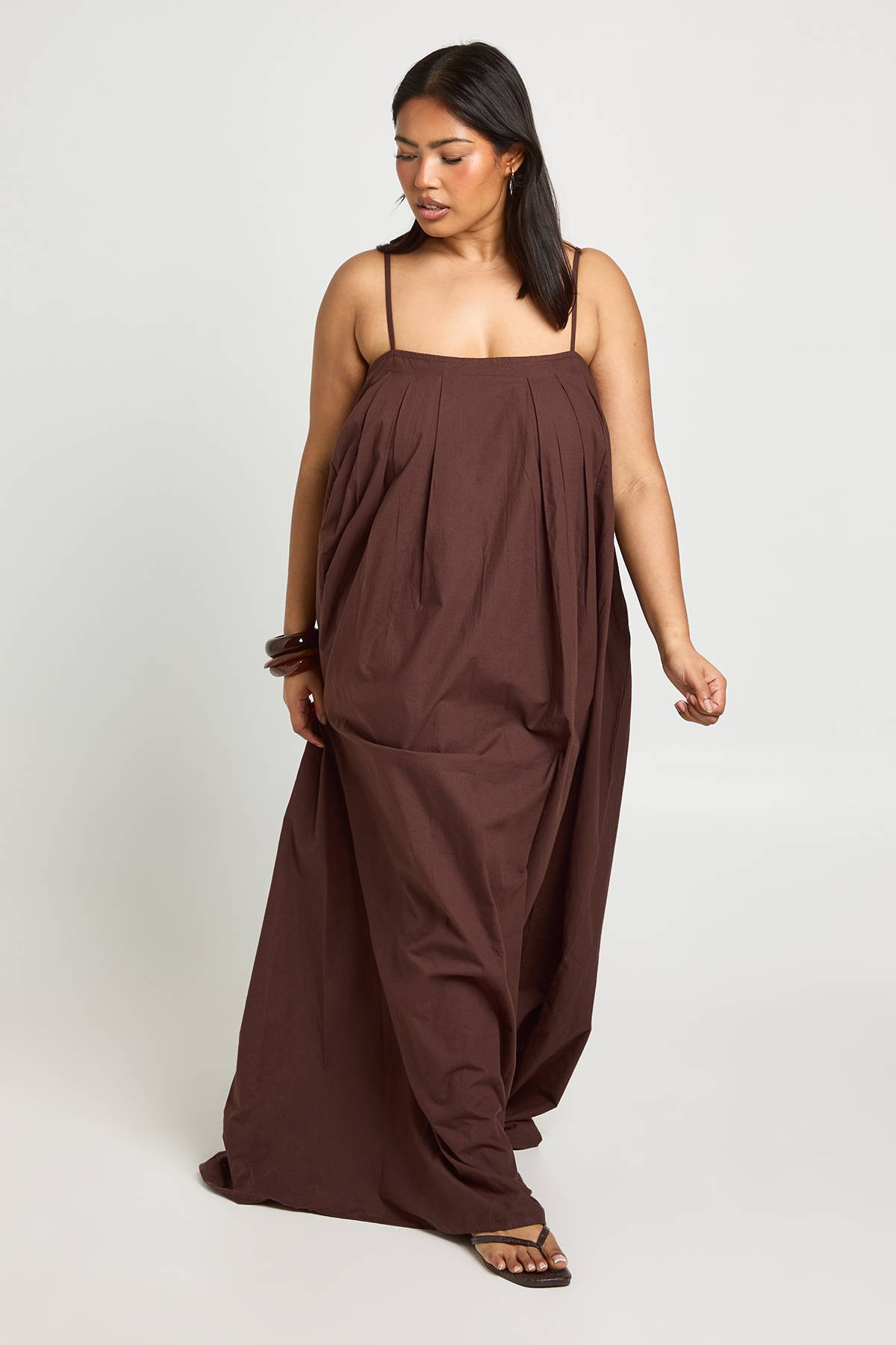 boohoo Robe Maxi Volumineuse Plissée En Popeline De Coton Grande Taille