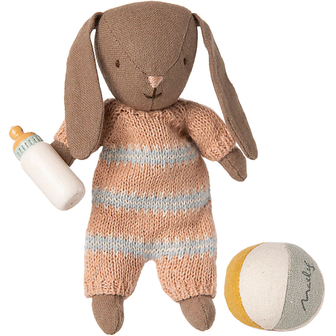 maileg knuffelkonijn micro met bal en fles bruin - dusty rose - 11 cm