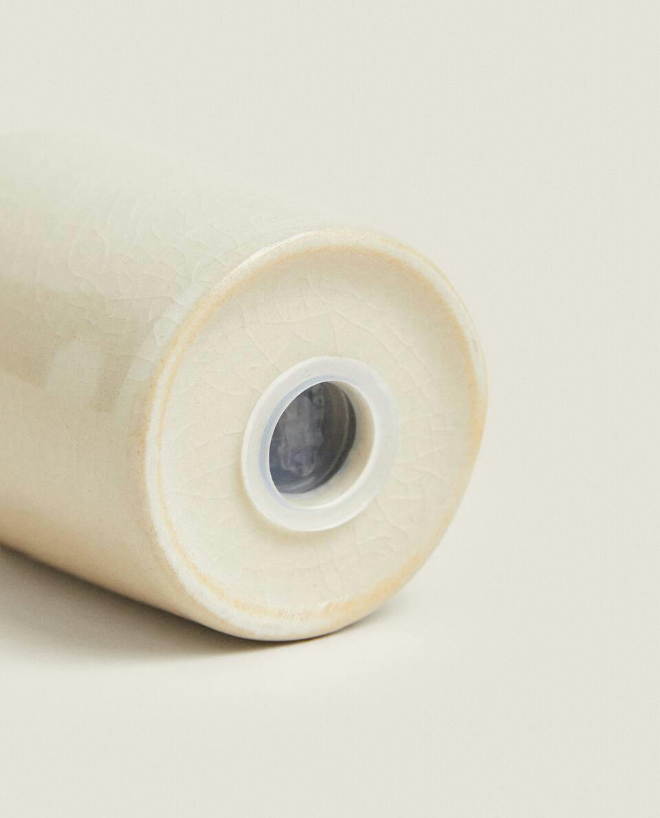 Conjunto de saleiro e pimenteiro em grés com detalhe na borda.